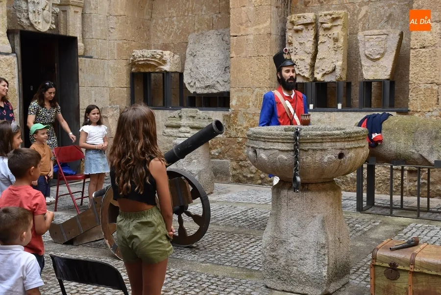 Foto 6 - Los ni&ntilde;os se adentran con &lsquo;No me deis m&aacute;s guerra&rsquo; en las Jornadas Napole&oacute;nicas
