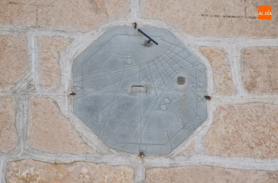 Foto 3 - Reactivado tras m&aacute;s de tres d&eacute;cadas el singular reloj solar situado en la calle Puerta de Santiago