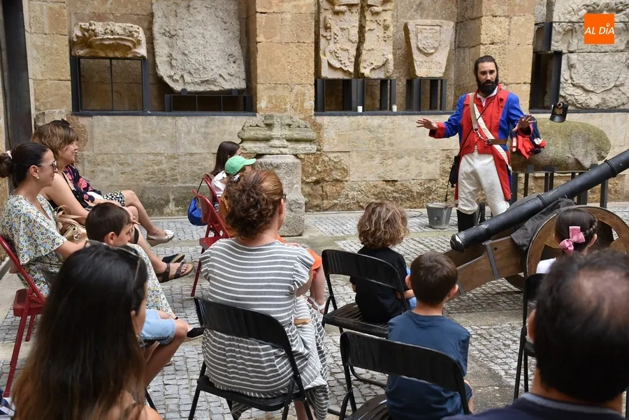Foto 9 - Los ni&ntilde;os se adentran con &lsquo;No me deis m&aacute;s guerra&rsquo; en las Jornadas Napole&oacute;nicas