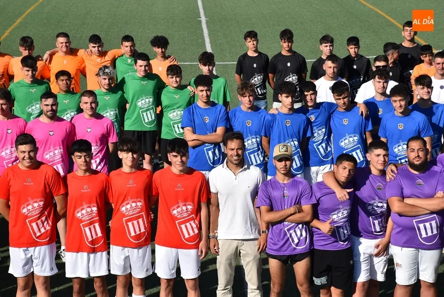 Foto 6 - Un centenar de j&oacute;venes repartidos en 8 equipos inician la lucha por la Farinato League de F7