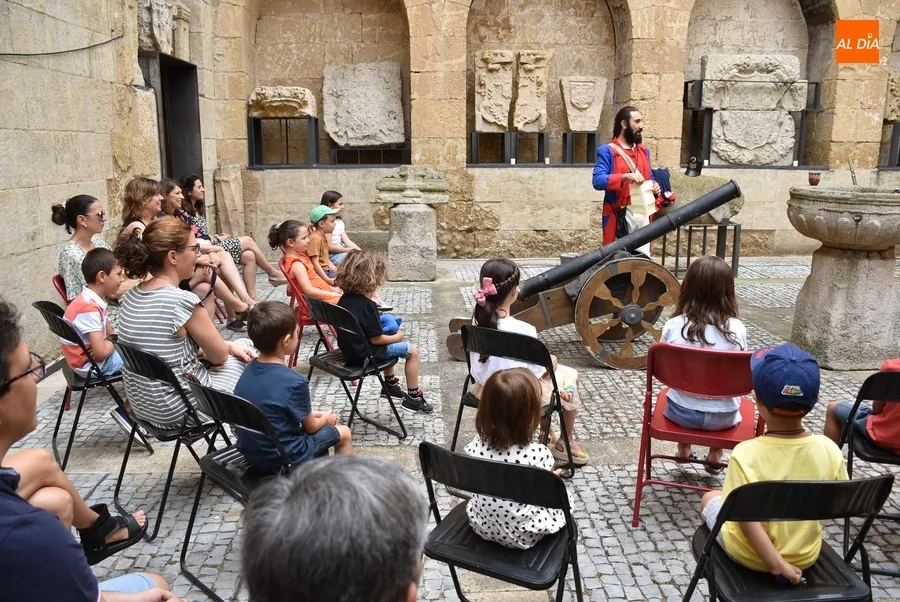 Foto 11 - Los ni&ntilde;os se adentran con &lsquo;No me deis m&aacute;s guerra&rsquo; en las Jornadas Napole&oacute;nicas