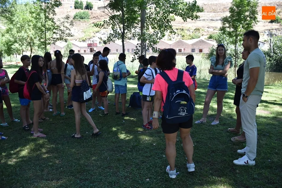 Foto 4 - Medio centenar de ni&ntilde;os y j&oacute;venes de Guijuelo descubren Ciudad Rodrigo