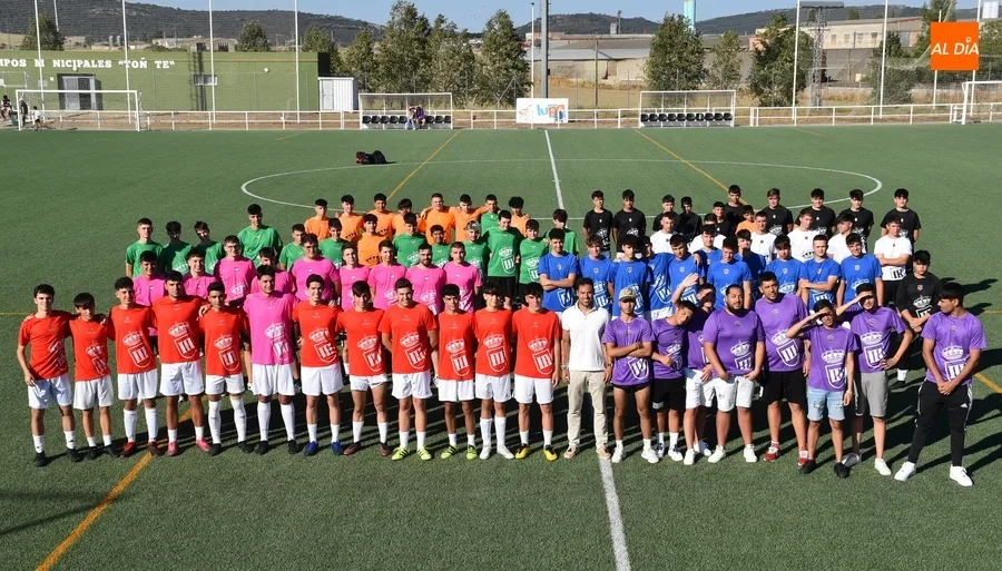 Foto 8 - Un centenar de j&oacute;venes repartidos en 8 equipos inician la lucha por la Farinato League de F7