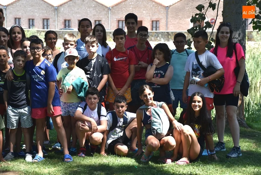 Foto 3 - Medio centenar de ni&ntilde;os y j&oacute;venes de Guijuelo descubren Ciudad Rodrigo
