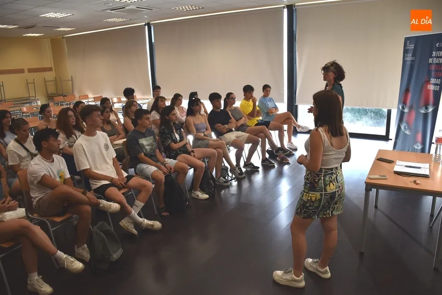 Foto 4 - Pistoletazo de salida al trabajo con los j&oacute;venes que ejercer&aacute;n como monitores del Divierteatro