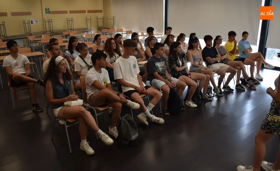 Foto 5 - Pistoletazo de salida al trabajo con los j&oacute;venes que ejercer&aacute;n como monitores del Divierteatro