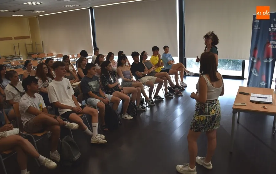 Foto 6 - Pistoletazo de salida al trabajo con los j&oacute;venes que ejercer&aacute;n como monitores del Divierteatro