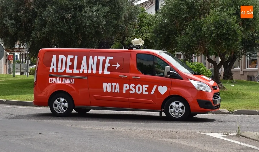 Foto 3 - El mercadillo se vuelve a vestir de Elecciones, aunque de forma itinerante