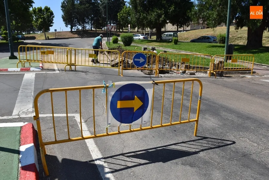 Foto 2 - En marcha el recorte de uno de los jardines de la Glorieta del &Aacute;rbol Gordo