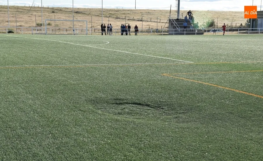 Foto 4 - El peligroso &lsquo;bache&rsquo; del campo de c&eacute;sped artificial, en visos de soluci&oacute;n