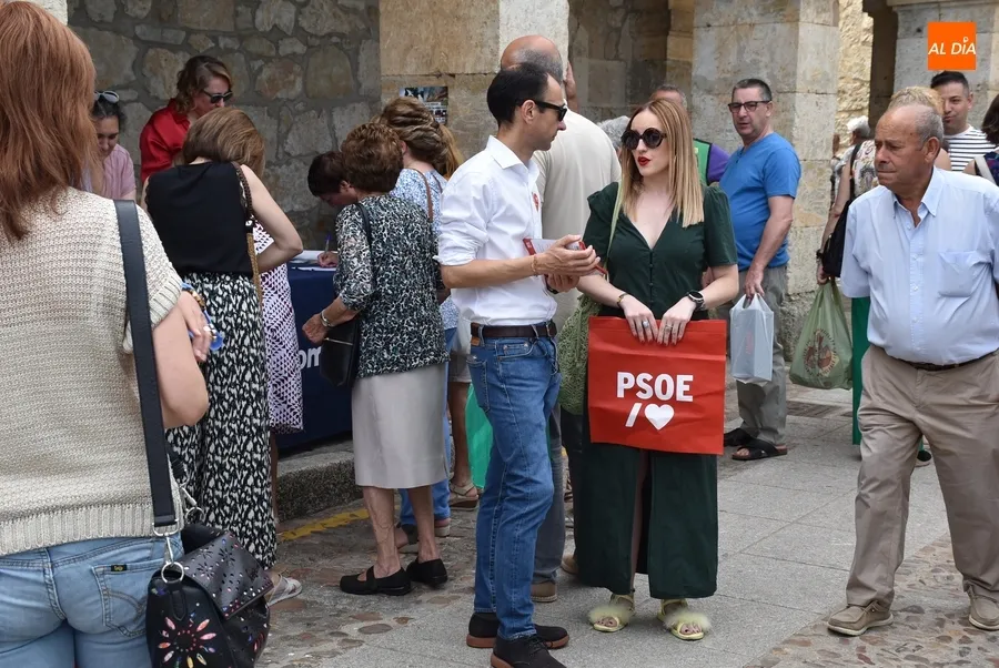 Foto 5 - El mercadillo se vuelve a vestir de Elecciones, aunque de forma itinerante