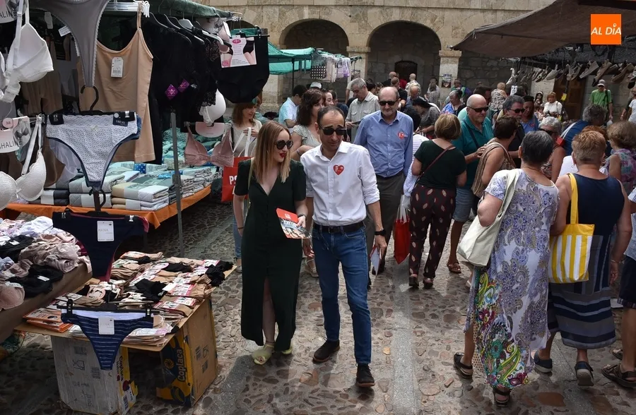 Foto 6 - El mercadillo se vuelve a vestir de Elecciones, aunque de forma itinerante