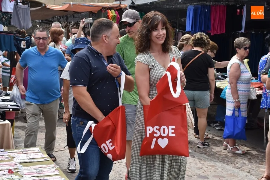 Foto 7 - El mercadillo se vuelve a vestir de Elecciones, aunque de forma itinerante