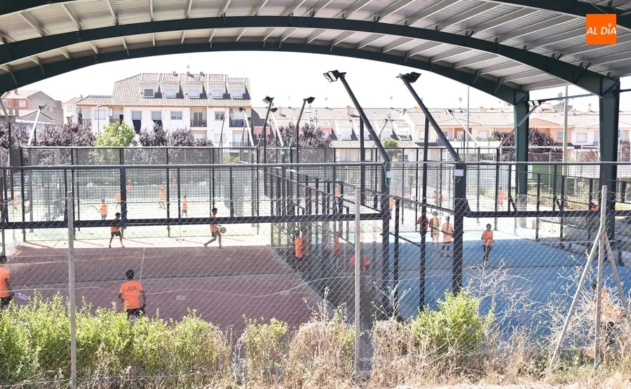 Foto 5 - Los integrantes del Mir&oacute;briga Campus prueban el p&aacute;del
