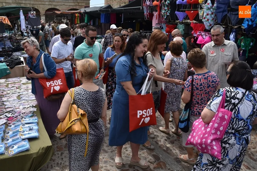 Foto 8 - El mercadillo se vuelve a vestir de Elecciones, aunque de forma itinerante