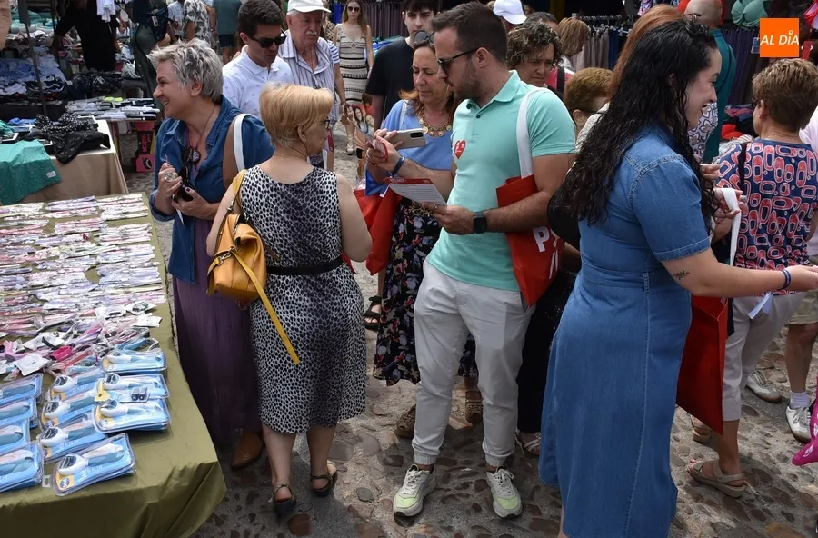 Foto 9 - El mercadillo se vuelve a vestir de Elecciones, aunque de forma itinerante