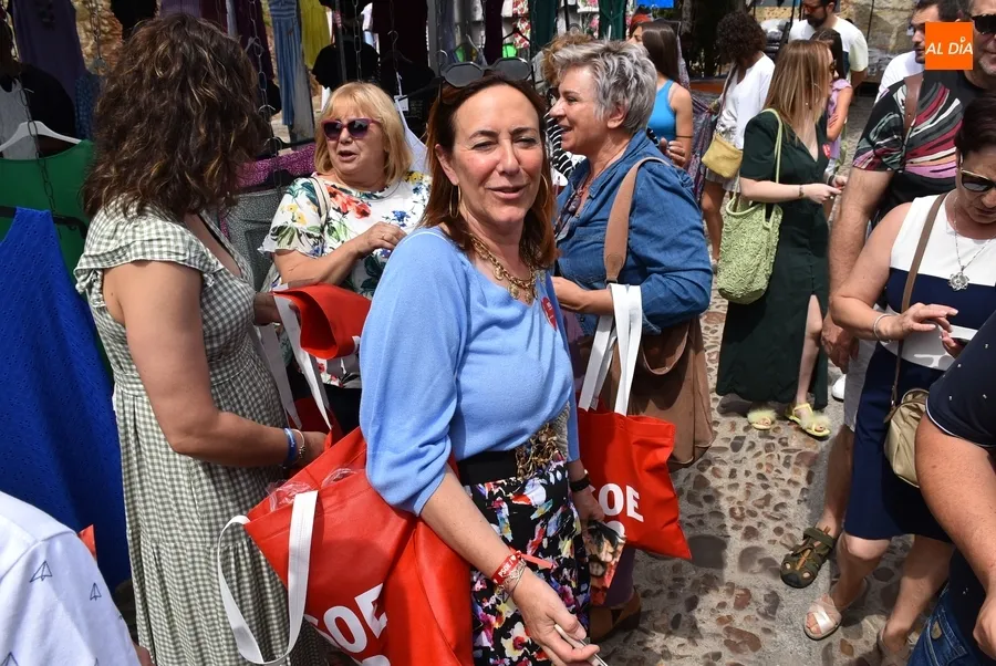 Foto 11 - El mercadillo se vuelve a vestir de Elecciones, aunque de forma itinerante