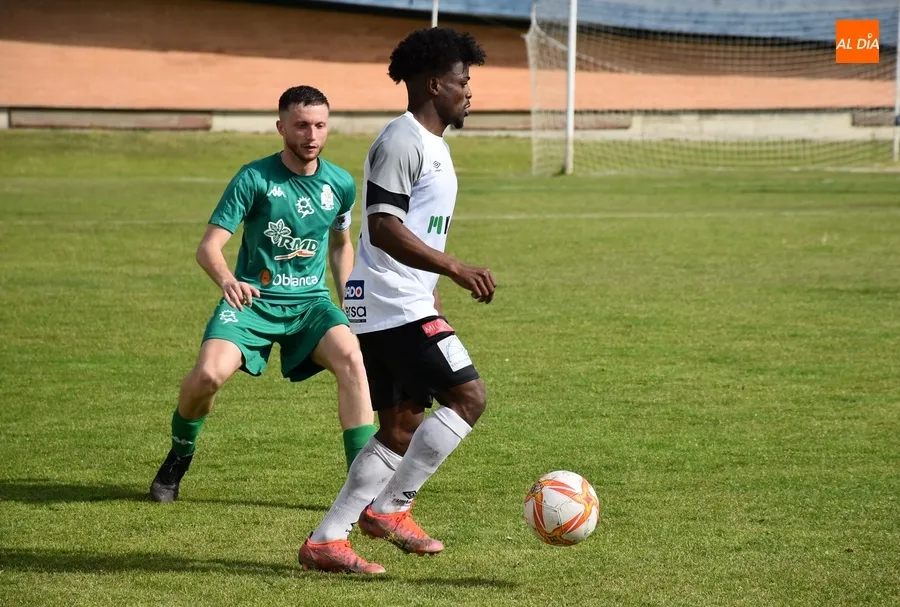 Foto 5 - Dani Crespo, Mario Sopale, Alberto de Vargas e Isma continuar&aacute;n en el Ciudad Rodrigo CF