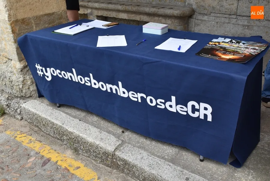 Foto 5 - Agotada la primera remesa de pulseras en apoyo de los Bomberos mirobrigenses