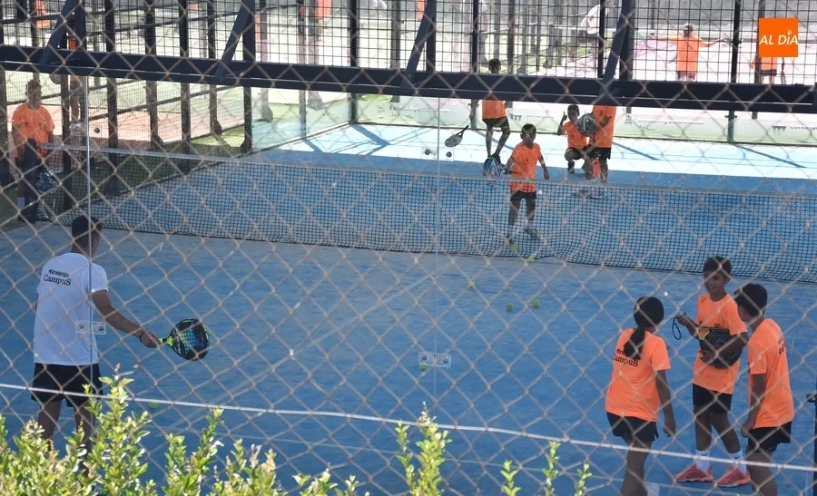 Foto 2 - Los integrantes del Mir&oacute;briga Campus prueban el p&aacute;del