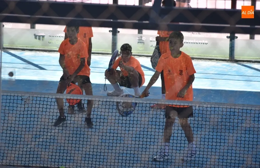Foto 3 - Los integrantes del Mir&oacute;briga Campus prueban el p&aacute;del
