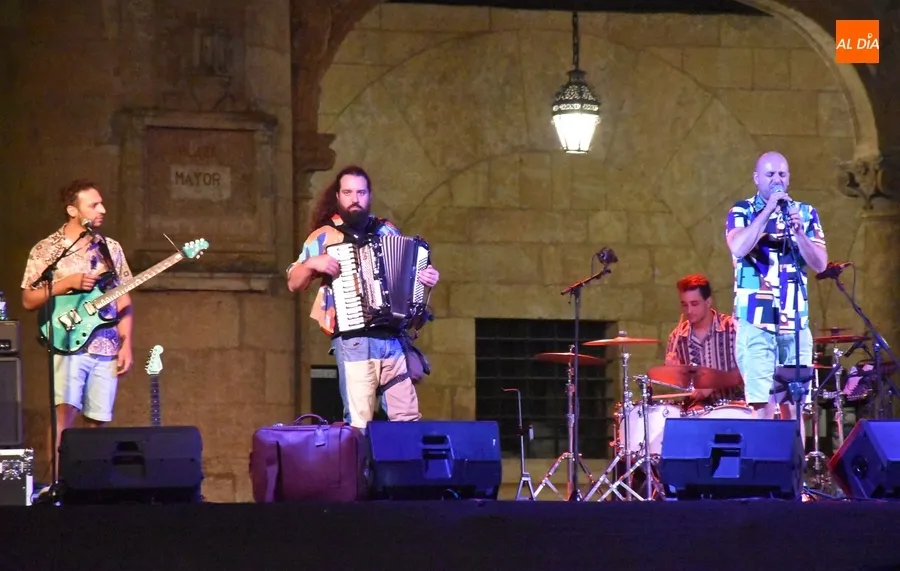Foto 4 - En&eacute;rgico concierto de Zingarus Folk Rock reivindicando que &ldquo;los rayanos somos los mejores&rdquo;