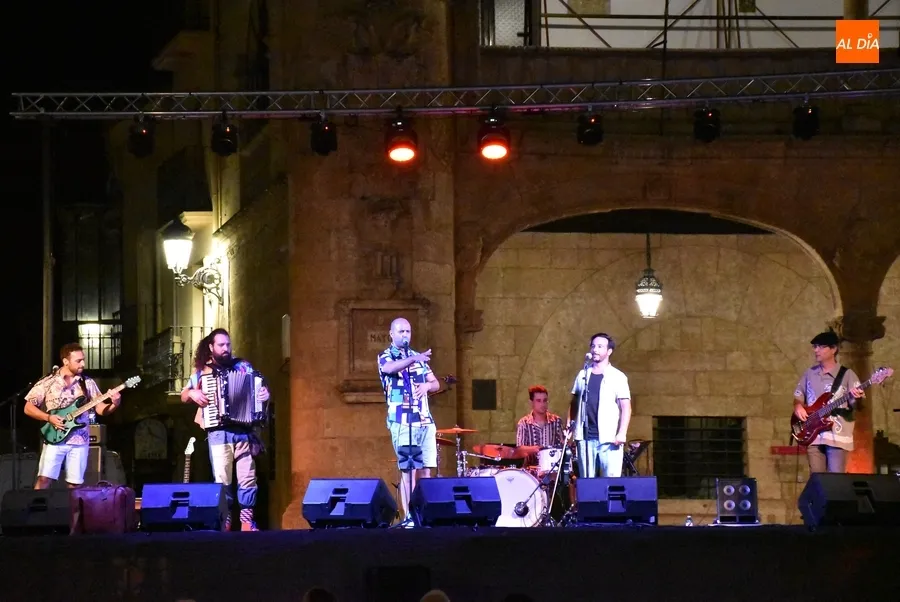 Foto 7 - En&eacute;rgico concierto de Zingarus Folk Rock reivindicando que &ldquo;los rayanos somos los mejores&rdquo;