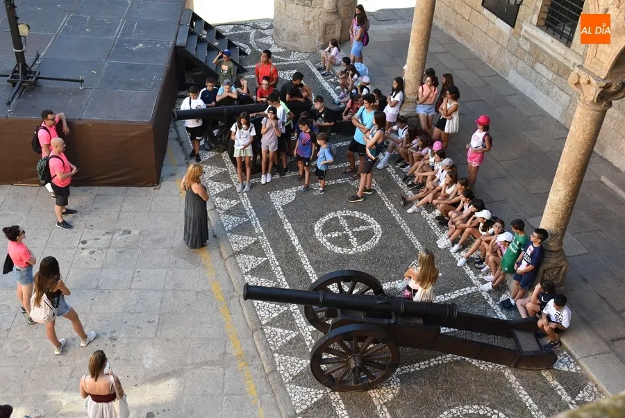 Foto 5 - El grupo procedente de Guijuelo disfruta de una visita guiada por el centro hist&oacute;rico
