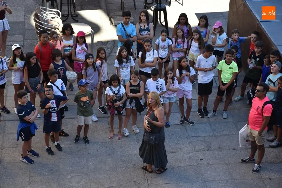 Foto 2 - El grupo procedente de Guijuelo disfruta de una visita guiada por el centro hist&oacute;rico