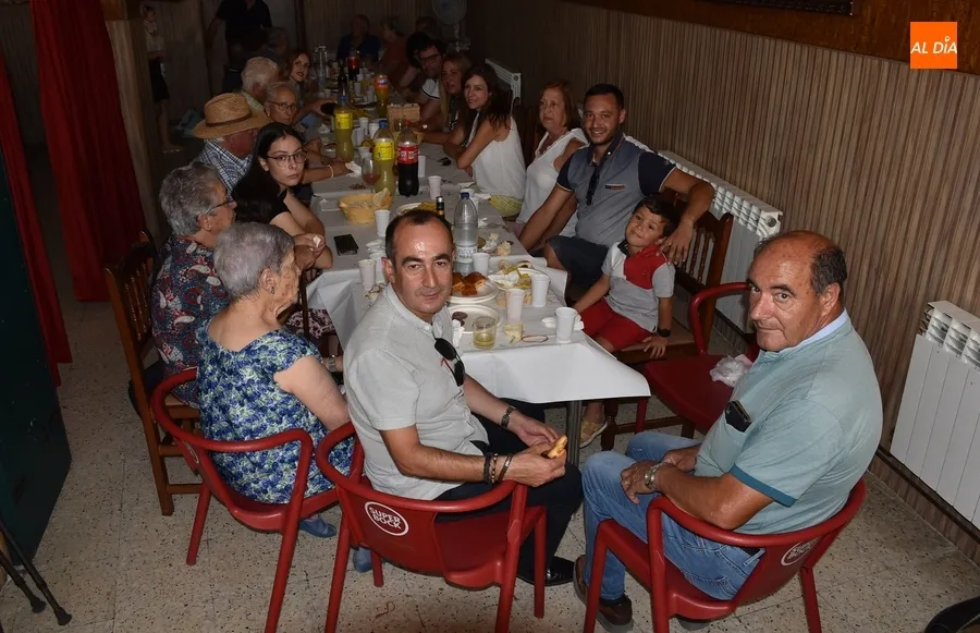 Foto 2 - Santa Ana recupera el cierre en torno a la mesa de sus fiestas vecinales