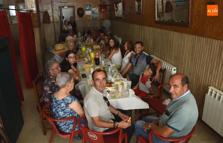 Foto 3 - Santa Ana recupera el cierre en torno a la mesa de sus fiestas vecinales
