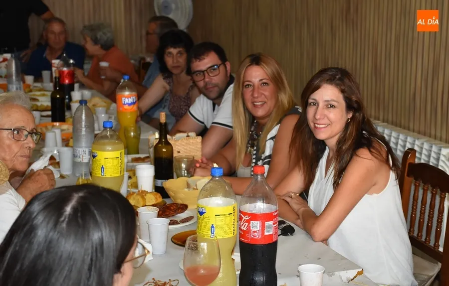 Foto 4 - Santa Ana recupera el cierre en torno a la mesa de sus fiestas vecinales