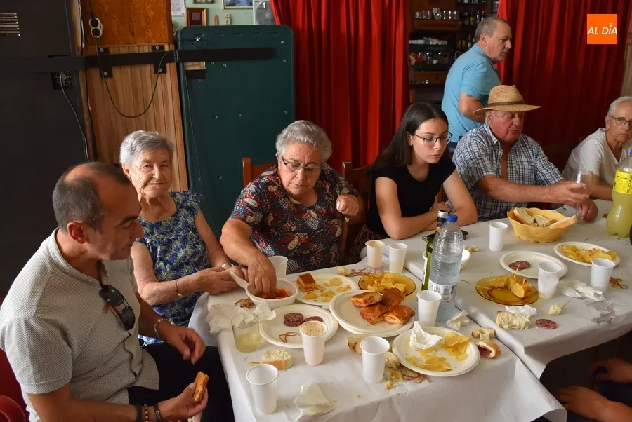 Foto 5 - Santa Ana recupera el cierre en torno a la mesa de sus fiestas vecinales