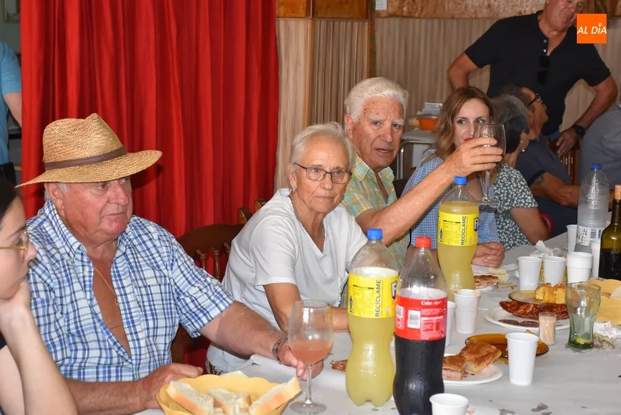 Foto 6 - Santa Ana recupera el cierre en torno a la mesa de sus fiestas vecinales