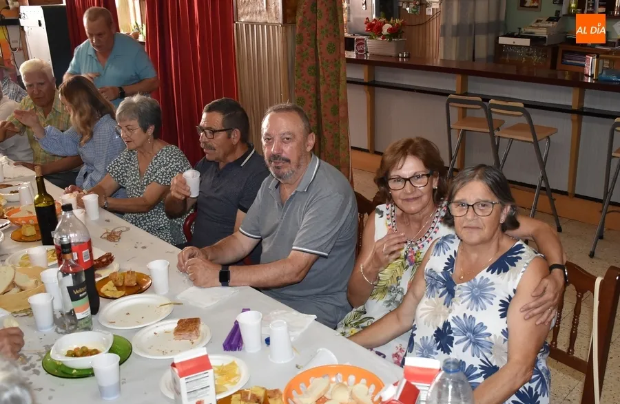 Foto 8 - Santa Ana recupera el cierre en torno a la mesa de sus fiestas vecinales