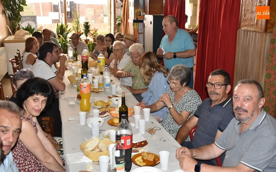Foto 9 - Santa Ana recupera el cierre en torno a la mesa de sus fiestas vecinales
