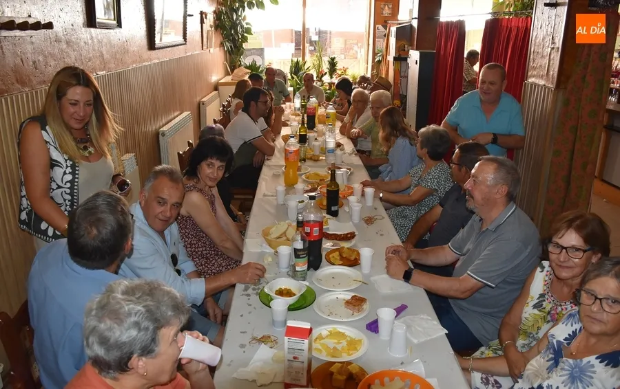 Foto 10 - Santa Ana recupera el cierre en torno a la mesa de sus fiestas vecinales