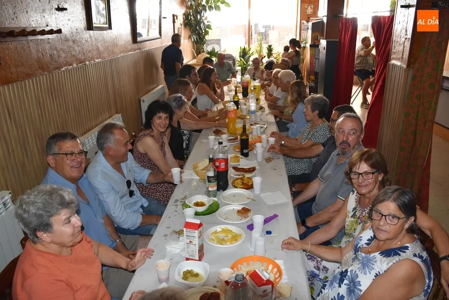 Foto 11 - Santa Ana recupera el cierre en torno a la mesa de sus fiestas vecinales