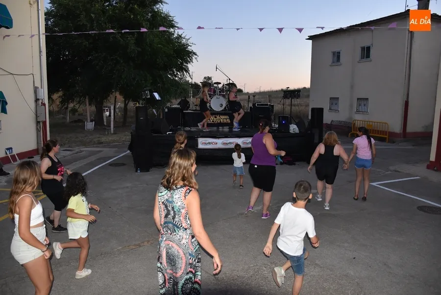 Foto 2 - Las Zumba Sisters se encargan de abrir las fiestas de la Avenida de Espa&ntilde;a