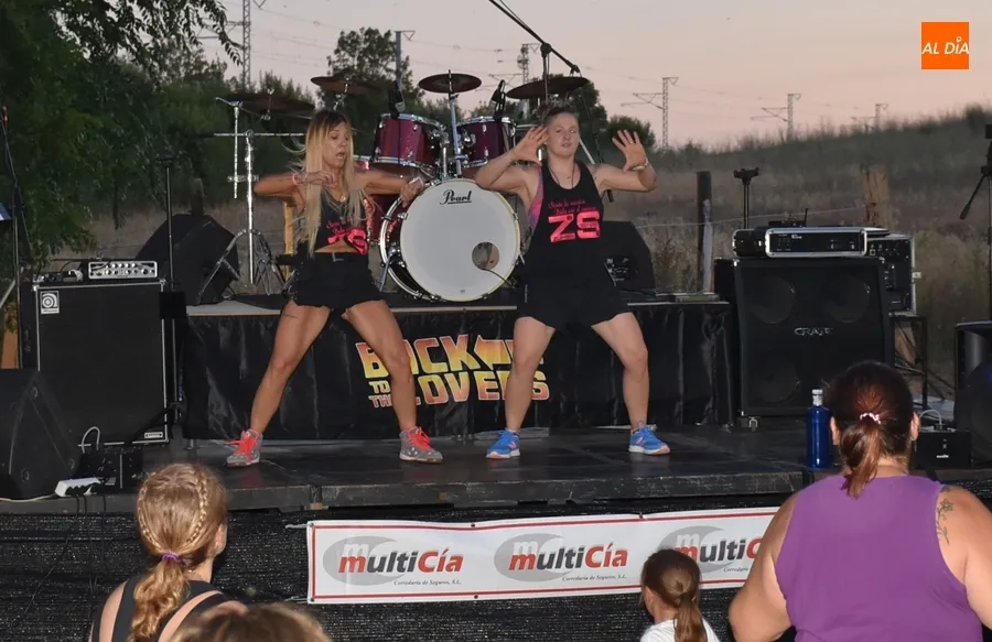 Foto 3 - Las Zumba Sisters se encargan de abrir las fiestas de la Avenida de Espa&ntilde;a