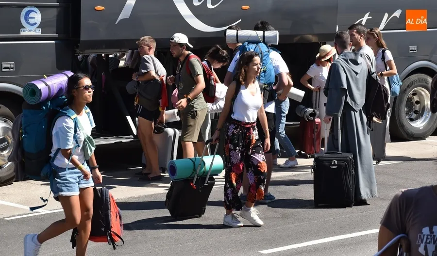 Foto 6 - Pernocta en Ciudad Rodrigo un grupo de 71 espa&ntilde;oles y 10 colombianos camino de la JMJ