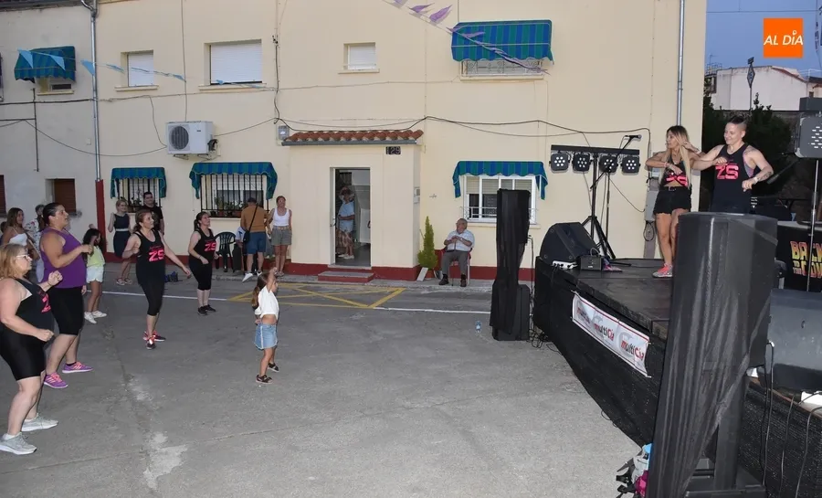 Foto 5 - Las Zumba Sisters se encargan de abrir las fiestas de la Avenida de Espa&ntilde;a