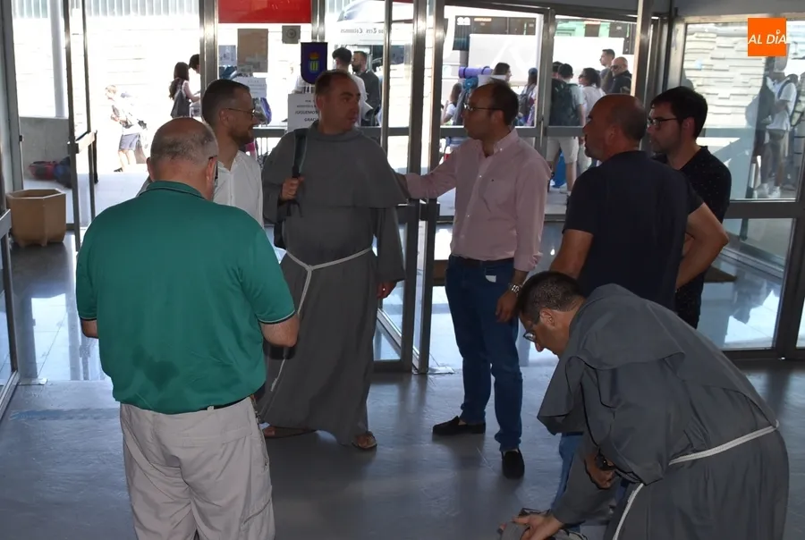 Foto 7 - Pernocta en Ciudad Rodrigo un grupo de 71 espa&ntilde;oles y 10 colombianos camino de la JMJ