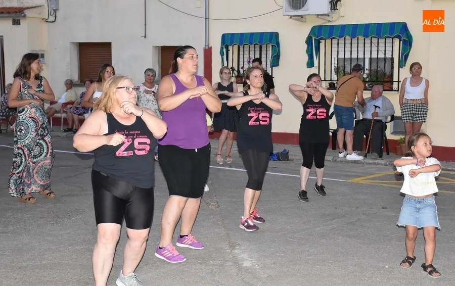 Foto 6 - Las Zumba Sisters se encargan de abrir las fiestas de la Avenida de Espa&ntilde;a