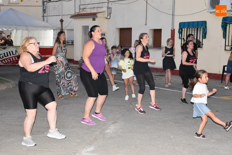 Foto 7 - Las Zumba Sisters se encargan de abrir las fiestas de la Avenida de Espa&ntilde;a