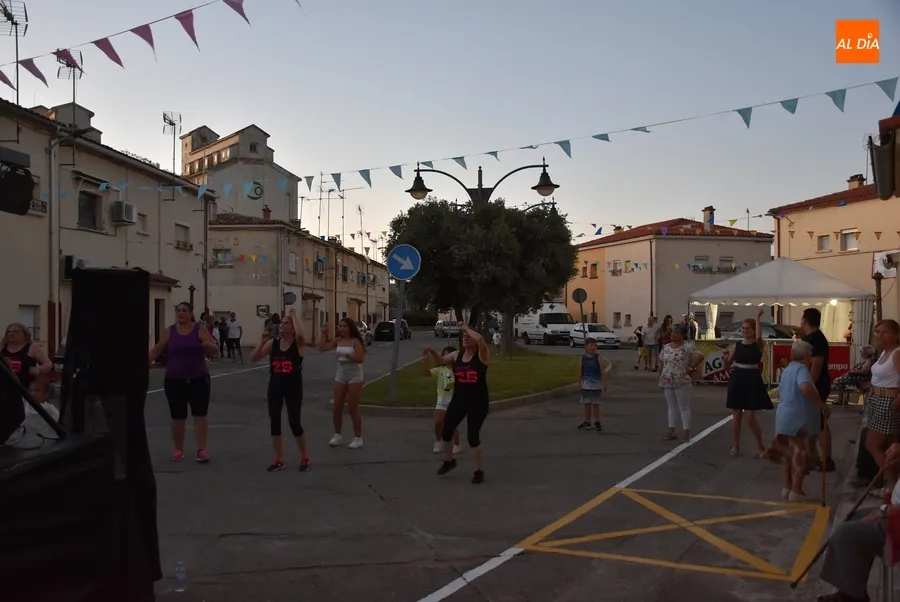 Foto 8 - Las Zumba Sisters se encargan de abrir las fiestas de la Avenida de Espa&ntilde;a