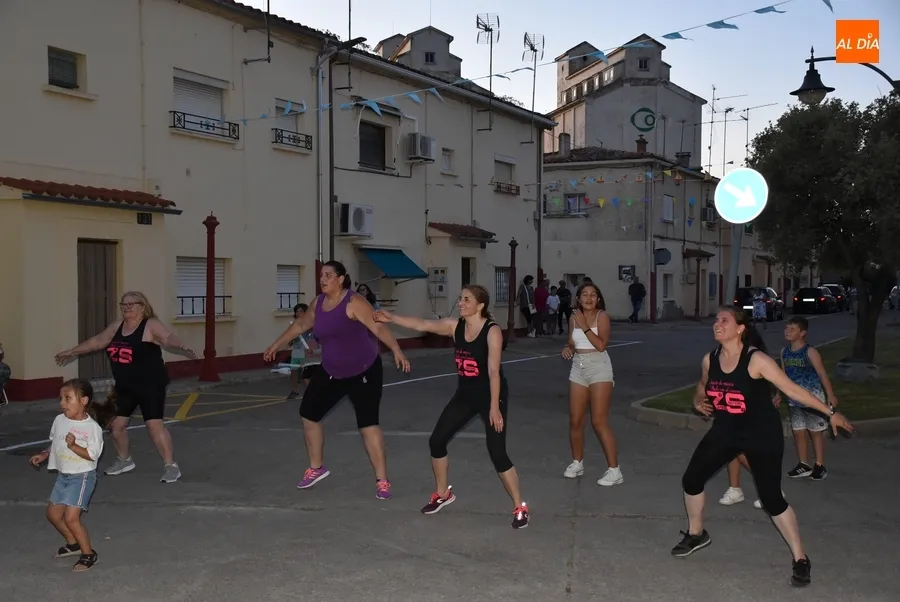 Foto 9 - Las Zumba Sisters se encargan de abrir las fiestas de la Avenida de Espa&ntilde;a