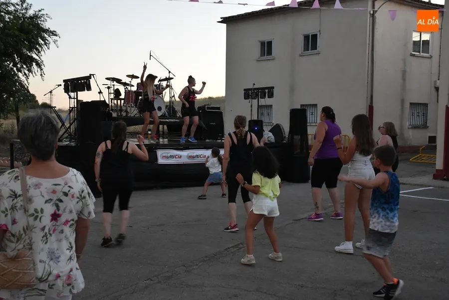 Foto 10 - Las Zumba Sisters se encargan de abrir las fiestas de la Avenida de Espa&ntilde;a
