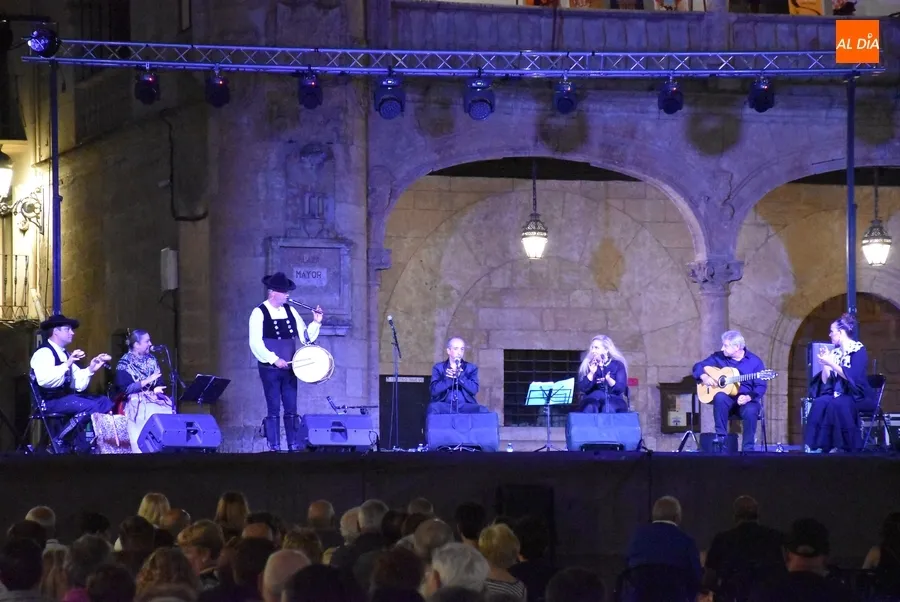 Foto 2 - Las ancestrales m&uacute;sicas charra y gitana &lsquo;casan&rsquo; en una Plaza Mayor con gran ambiente