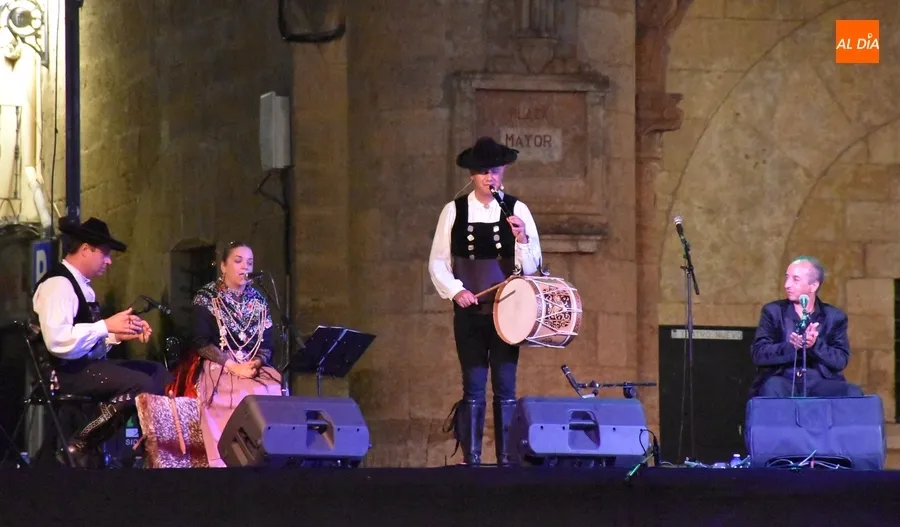 Foto 3 - Las ancestrales m&uacute;sicas charra y gitana &lsquo;casan&rsquo; en una Plaza Mayor con gran ambiente